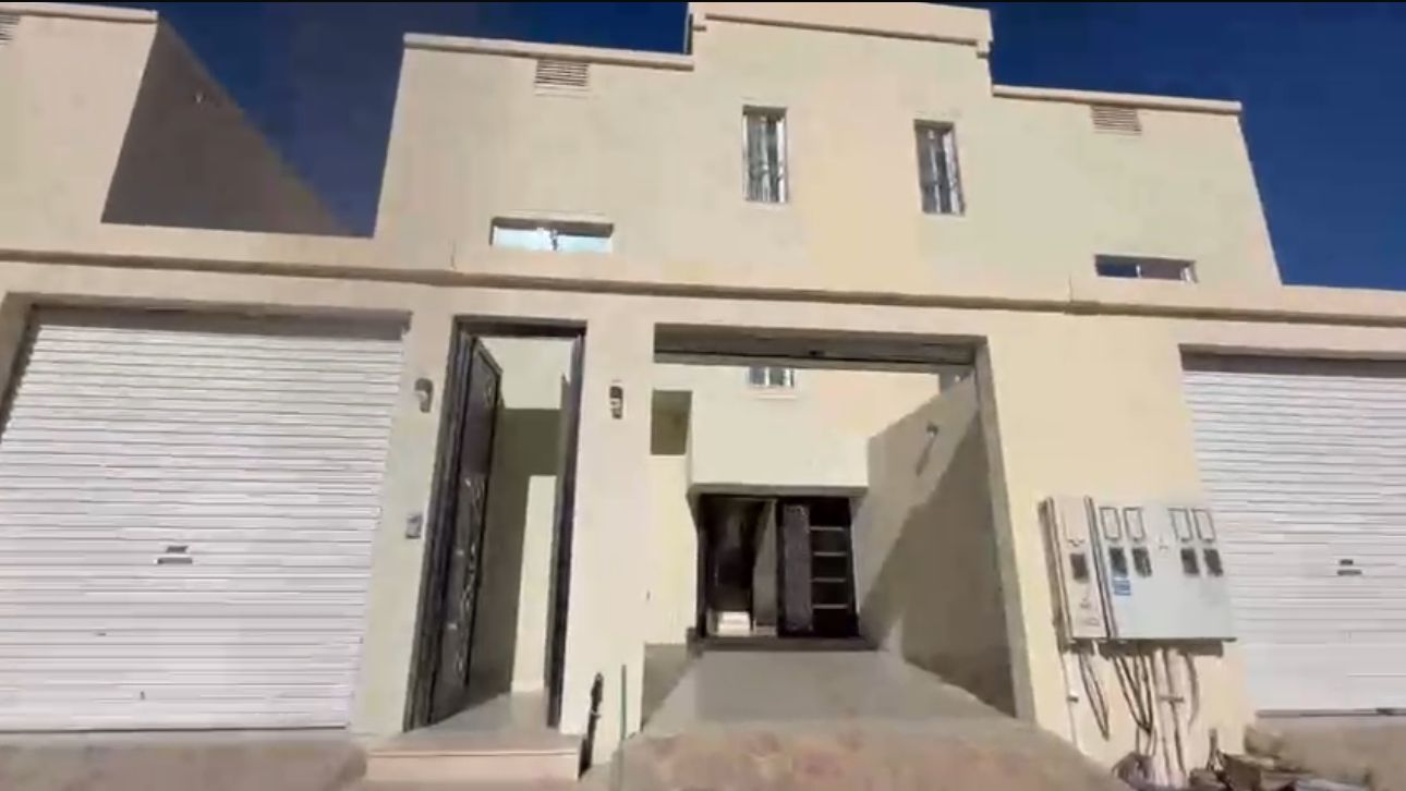 فيلا روف للبيع - حي المطار