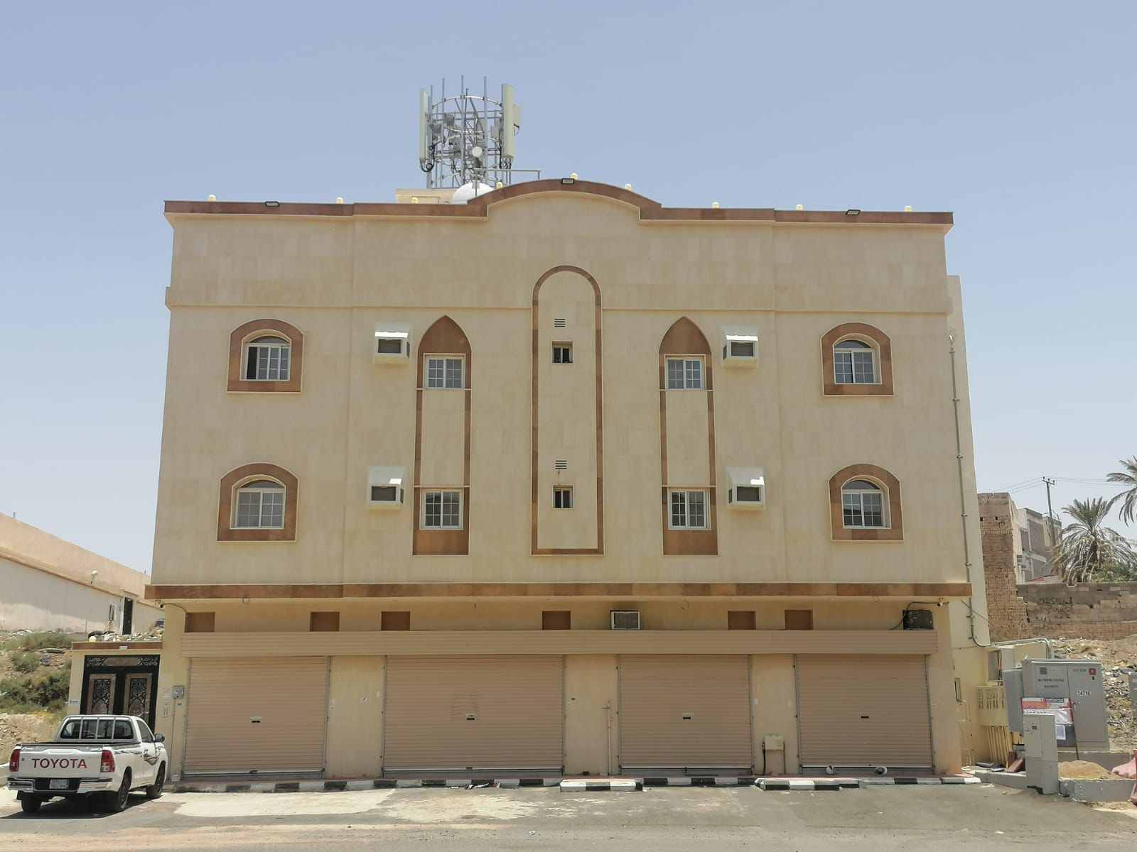 عمارة تجارية سكنية للبيع في حي شظاة (القثمي)