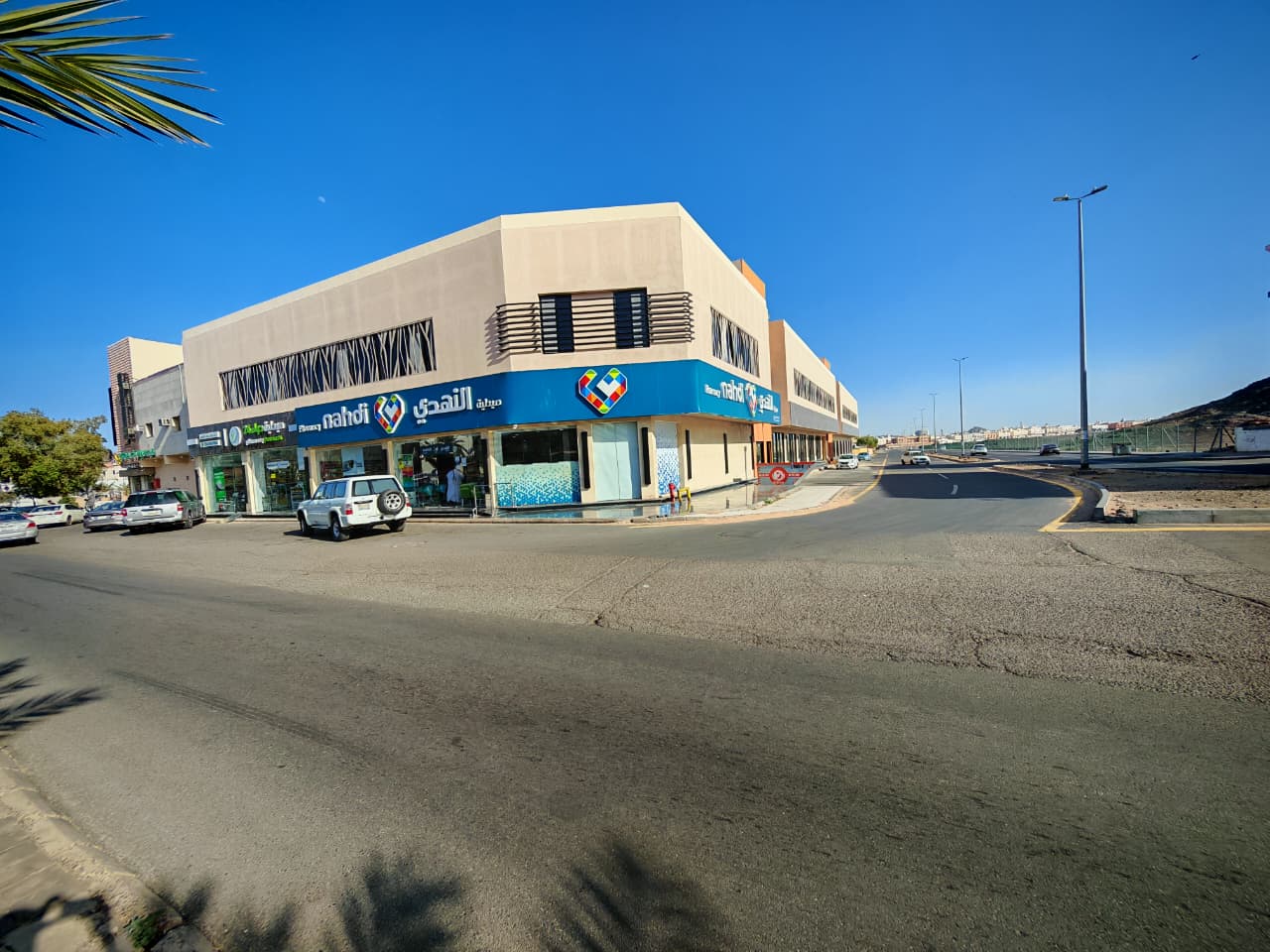 🏬 مجمع تجاري سكني للإيجار – حي البركة (الجرف)